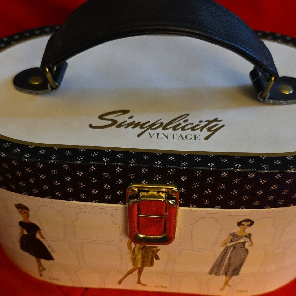 Simplicity Vintage Black and Cream Cosmetic Case - Picture 3 of 13